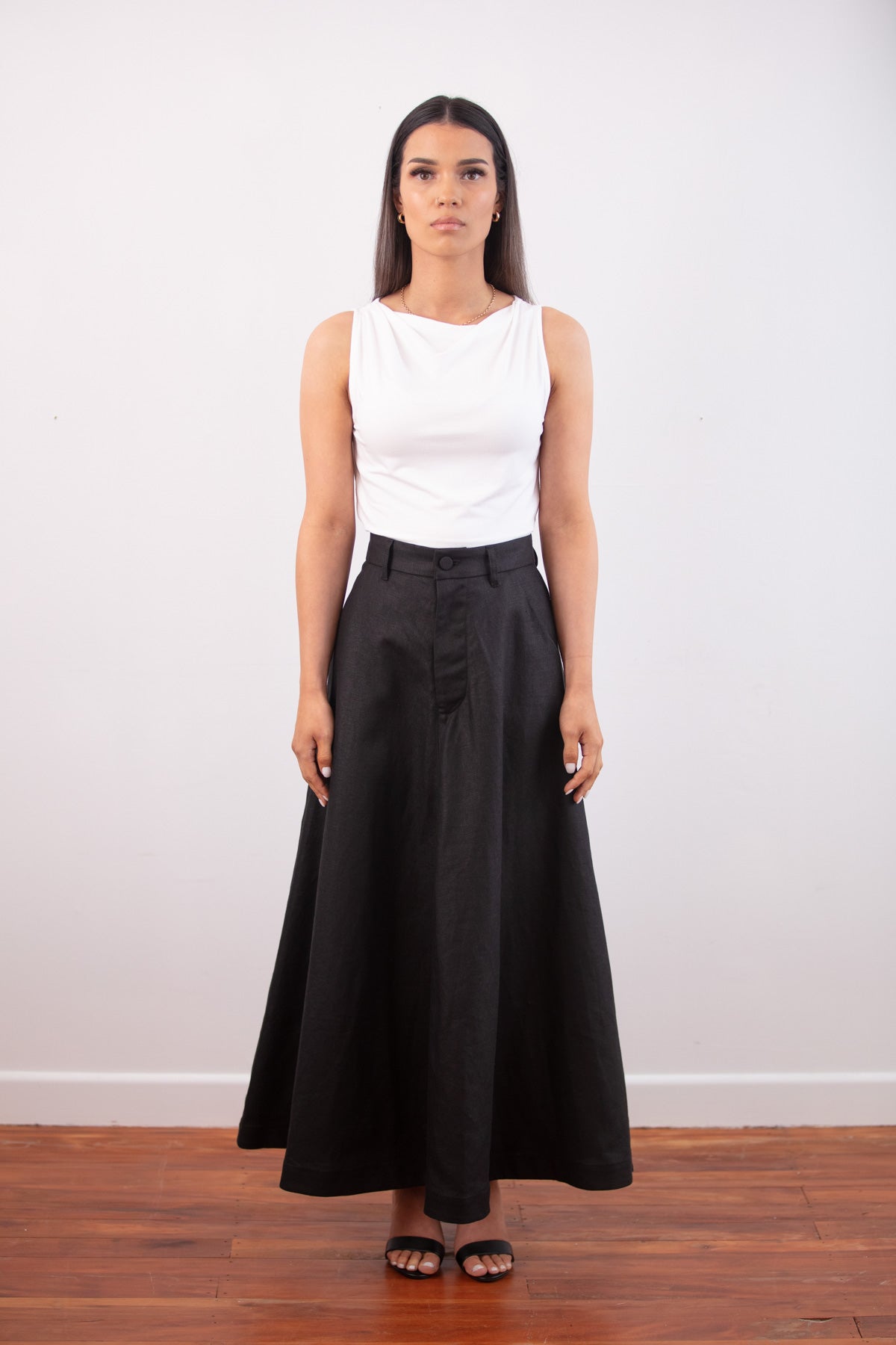 High-waisted long Skirt, front pockets, full skirt, structured waistband, bespoke button, quality heavy weight Linen. Colour Black.